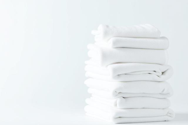 積み重ねられた清潔な業務用の白いリネン類